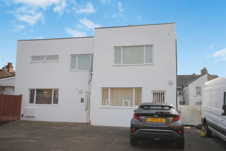 HOLYWELL ROAD, Watford REDUCED & CHAINFREE
