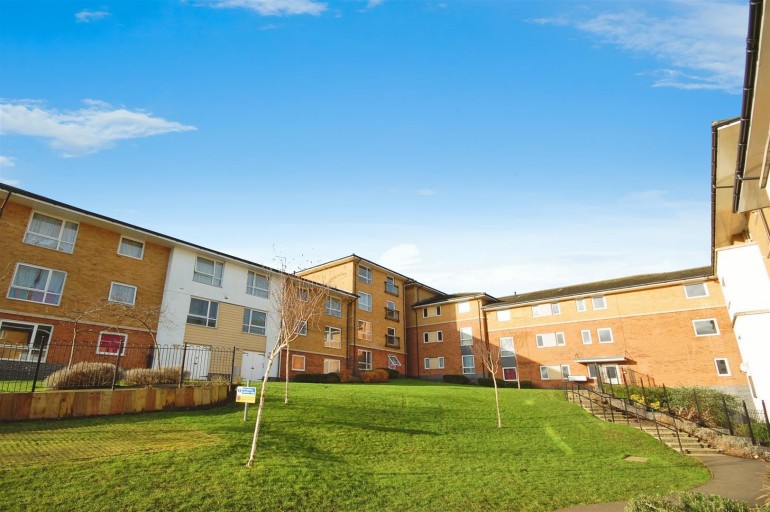 CLOSE TO WATFORD HOSPITAL