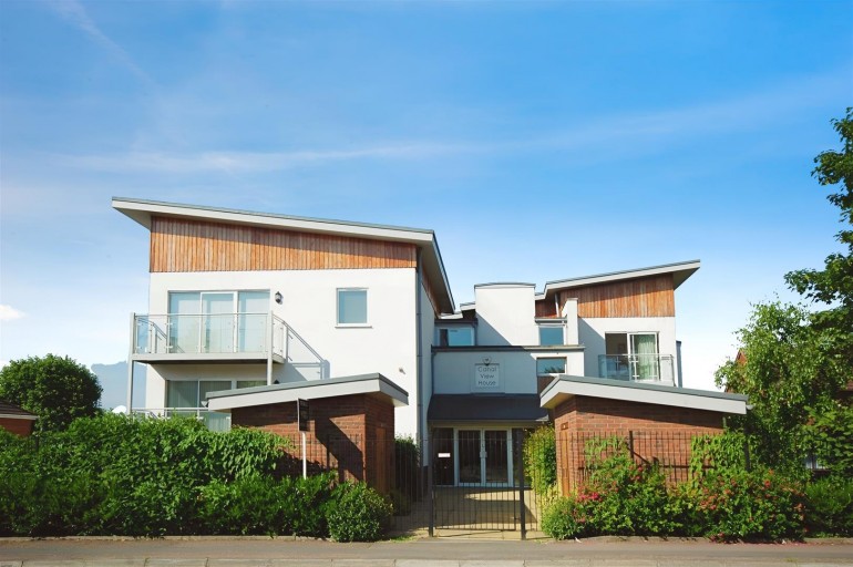 APARTMENT OVERLOOKING GRAND UNION CANAL