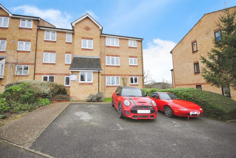 CHISWELL COURT, REDUCED & CHAIN FREE